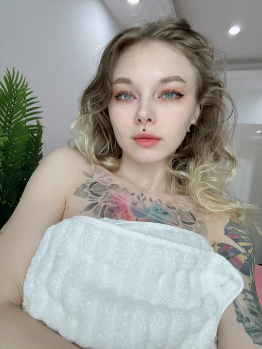 You know where to catch me for some chats if you ever feel bored 👇🏼🤍  https://t.co/dhJSIHc8UO  (By the