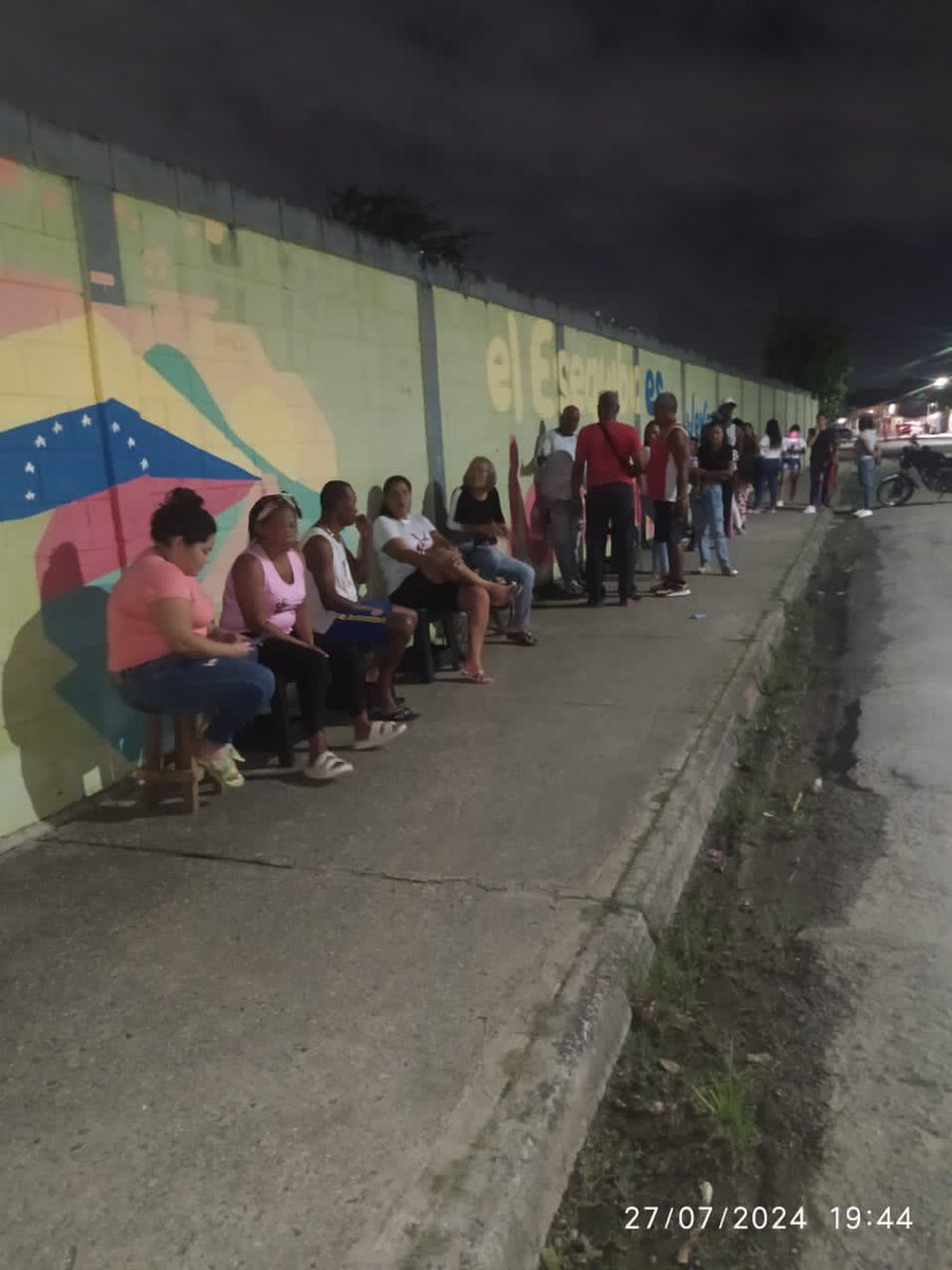 ANAVILLALBA's tweet photo. Hace 30 años cubro  elecciones en Venezuela.
Hoy observamos un hecho sin precedentes en nuestra historia: nunca vimos al pueblo en la calle desde el día anterior, haciendo fila para votar, consciente del valor de esta gesta civil por la democracia.
Foto Cortesía
#28Jul #Venezuela https://t.co/69IwD2aZpX