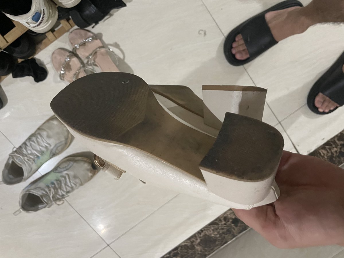 昨晚去扫了两栋楼，天气太热了可能是，小皮鞋越来越少，好多都是无后跟的小皮凉鞋，有没有兄弟喜欢打高跟凉鞋的可以评论一下，下次安排上！#高跟鞋 #小皮鞋 #扫楼 #扫楼打胶