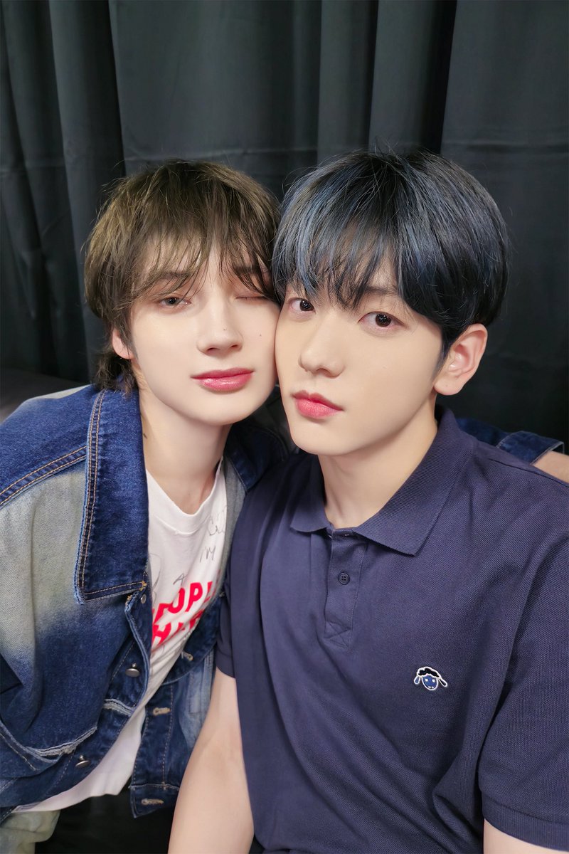 txt_sarangdan2's tweet photo. 껌딱지즈 https://t.co/m5jn71FWtl