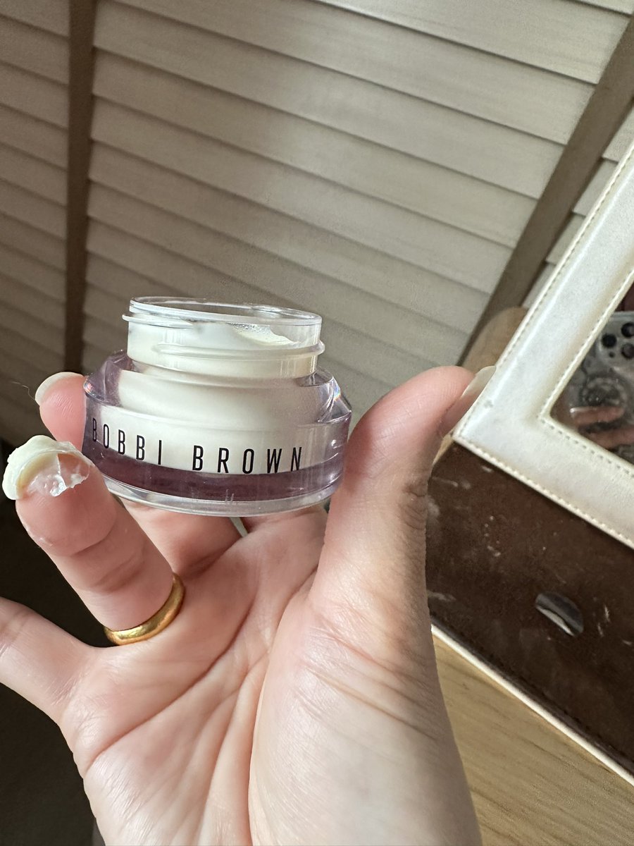 CrazyToReviews's tweet image. วันที่ตื่นสายเร่งๆ ออกจากบ้าน
ตัวเดียวจบ ทั้งบำรุง ทั่งเบส 
ลงก่อนกันแดด 
￼#BobbiBrown
#FaceBase ที่ใส่วิตามินมาให้จุกๆ แต่ใช้แล้วหน้าไม่เยิ้มนะ 

มีขนาดเล็กให้ลองก่อน 
แต่ชอบแล้วซื้อใหญ่เหอะ คุ้มกว่า

s.shopee.co.th/6KkPes9X0c