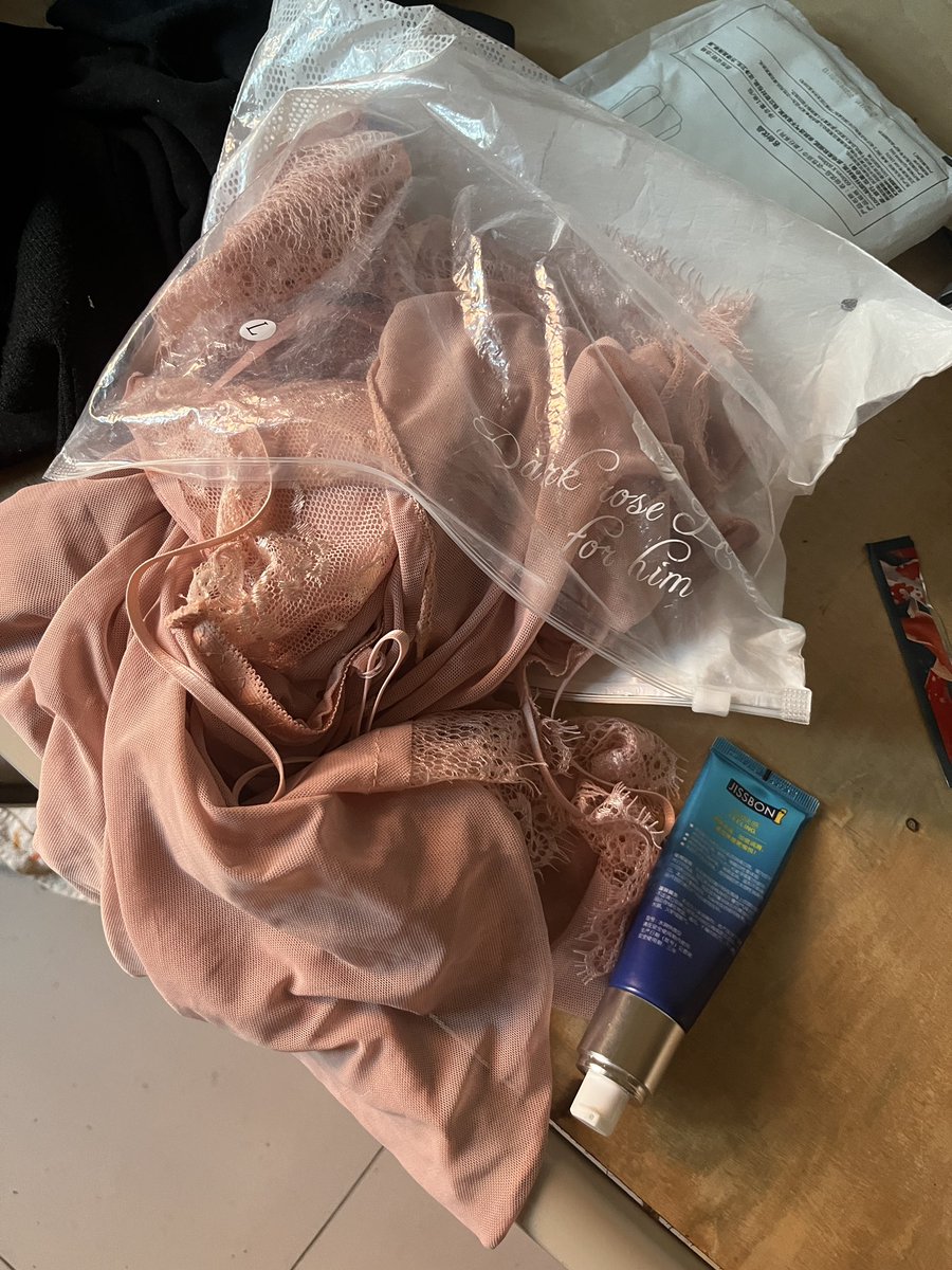 Future7027's tweet photo. 研三师兄宿舍毕业清理宿舍，去逛了逛，碰到这些还挺刺激的😉😉 https://t.co/B7R23fl5Gz