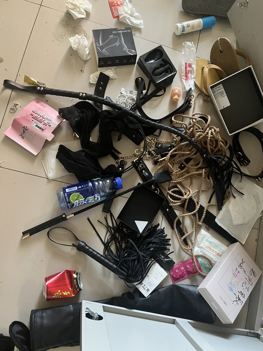 Future7027's tweet photo. 研三师兄宿舍毕业清理宿舍，去逛了逛，碰到这些还挺刺激的😉😉 https://t.co/B7R23fl5Gz