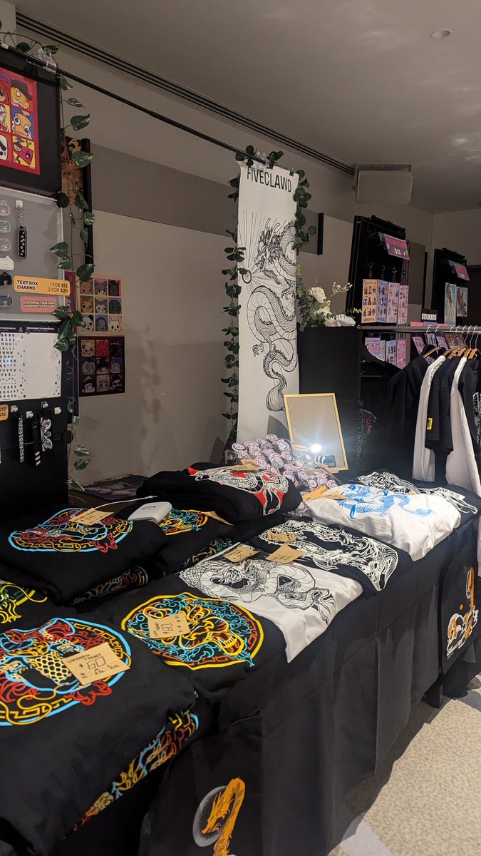 FiveClawD's tweet photo. It's the last day of @Aurawra_con ! 

Help me lighten my load home!! Show me this tweet and you can get $5 off apparel and tote bag 🐉🐉🐉

Happy adventuring!

#aurawra24 https://t.co/96GHnp1BAt