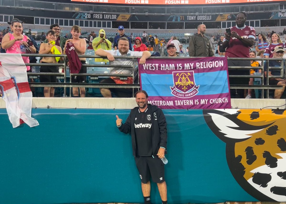 JLo is awesome 😂 

Always good seeing <a href="/jackcollison/">Jack Collison</a> and <a href="/Noble16Mark/">MARK NOBLE</a> 

Jacksonville has been great apart from the weather! #COYI