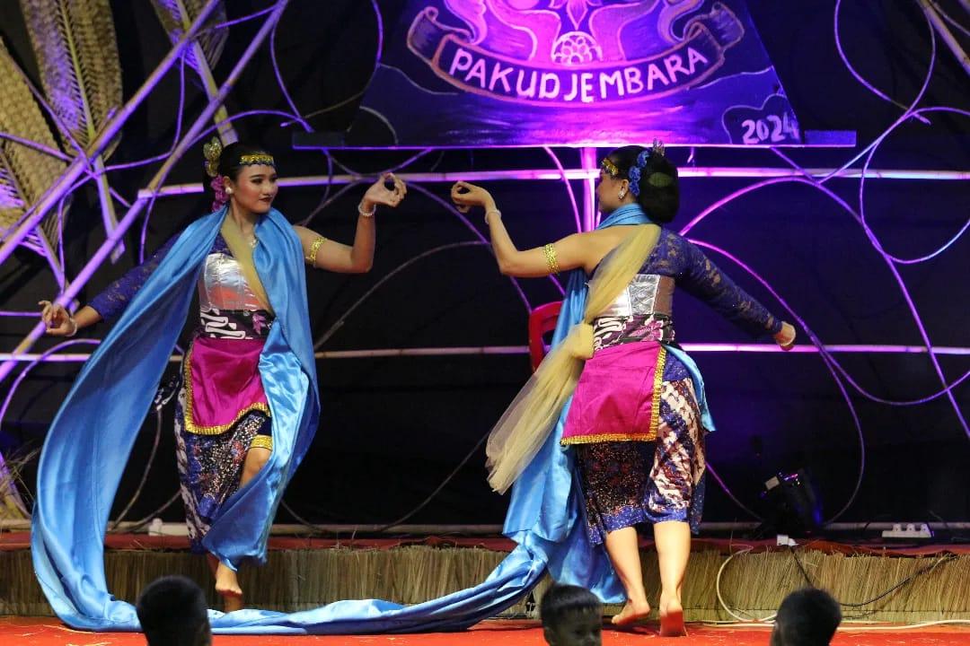 <a href="/AgungHariyadi70/">agung har</a> <a href="/patinewscom/">PatiNews</a> <a href="/Sekitar_Pati/">Pati Bumi Mina Tani</a> <a href="/pati_kita/">Pati Kita</a> <a href="/wargakudus/">Kudus Kota Kretek</a> <a href="/DiskominfoKudus/">Dinas Kominfo Kudus</a> <a href="/Kudus_ISK/">Info Seputar Kudus - ISK</a> <a href="/seputarkudus/">Seputar Kudus</a> <a href="/Jateng_Twit/">Info Jateng</a> <a href="/ILoveJepara/">I ♥ Jepara</a> <a href="/Travel_Jepara/">Travel Jepara</a> <a href="/jeparakabgoid/">Pemkab Jepara</a> <a href="/disparbudjepara/">Disparbudjepara</a> <a href="/VisitJepara/">#DiJeparaAja</a> <a href="/diskominfojpr/">Diskominfo Jepara</a> <a href="/JeparaHariIni/">Jepara Hari Ini</a> <a href="/kotajepara/">Kota Jepara</a> Penampilan Kabupaten Rembang - Tari Pecinan, dalam Event Bersama Wilayah Pakudjembara di Alun-Alun Karimunjawa, Jepara, Sabtu (27/7/2024) 

#EventBersamaPakudjembara #JelajahJatengSekarang