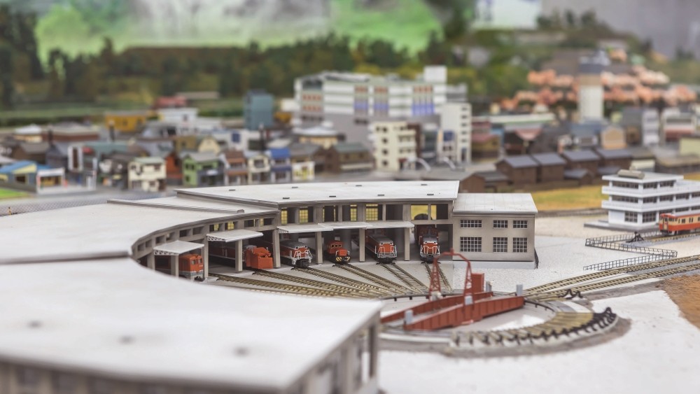 japan's tweet photo. Get on track 🛤️ for the Tsuyama Railroad Educational Museum! This unique facility, incl. a former roundhouse, preserves #Tsuyama City's railway legacy with hands-on exhibits, a diorama, &amp; a diesel locomotive made in Japan.
https://t.co/3CIl3pxidO
#RegionalRevitalization #Okayama https://t.co/NXmYtWeZg0