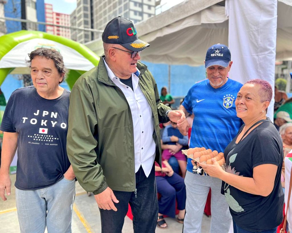 LealTelleria's tweet photo. Desde la parroquia El Valle de Caracas, compartimos hoy la alegría y felicidad que siente el pueblo organizado que día a día recibe el milagro de la producción nacional de alimentos con las Ferias del Campo Soberano junto a los CLAP, creadas por nuestro presidente @NicolasMaduro. https://t.co/FXpjGHEYTS