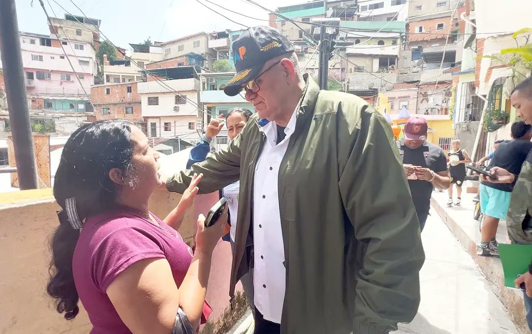 Desde la parroquia El Valle de Caracas, compartimos hoy la alegría y felicidad que siente el pueblo organizado que día a día recibe el milagro de la producción nacional de alimentos con las Ferias del Campo Soberano junto a los CLAP, creadas por nuestro presidente <a href="/NicolasMaduro/">Nicolás Maduro</a>.