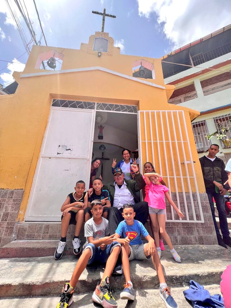 LealTelleria's tweet photo. Desde la parroquia El Valle de Caracas, compartimos hoy la alegría y felicidad que siente el pueblo organizado que día a día recibe el milagro de la producción nacional de alimentos con las Ferias del Campo Soberano junto a los CLAP, creadas por nuestro presidente @NicolasMaduro. https://t.co/FXpjGHEYTS