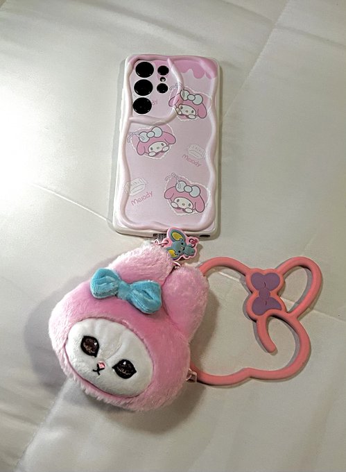 My new phone and new charms are so fucking cute 🥰 https://t.co/9GbM7DqL4H