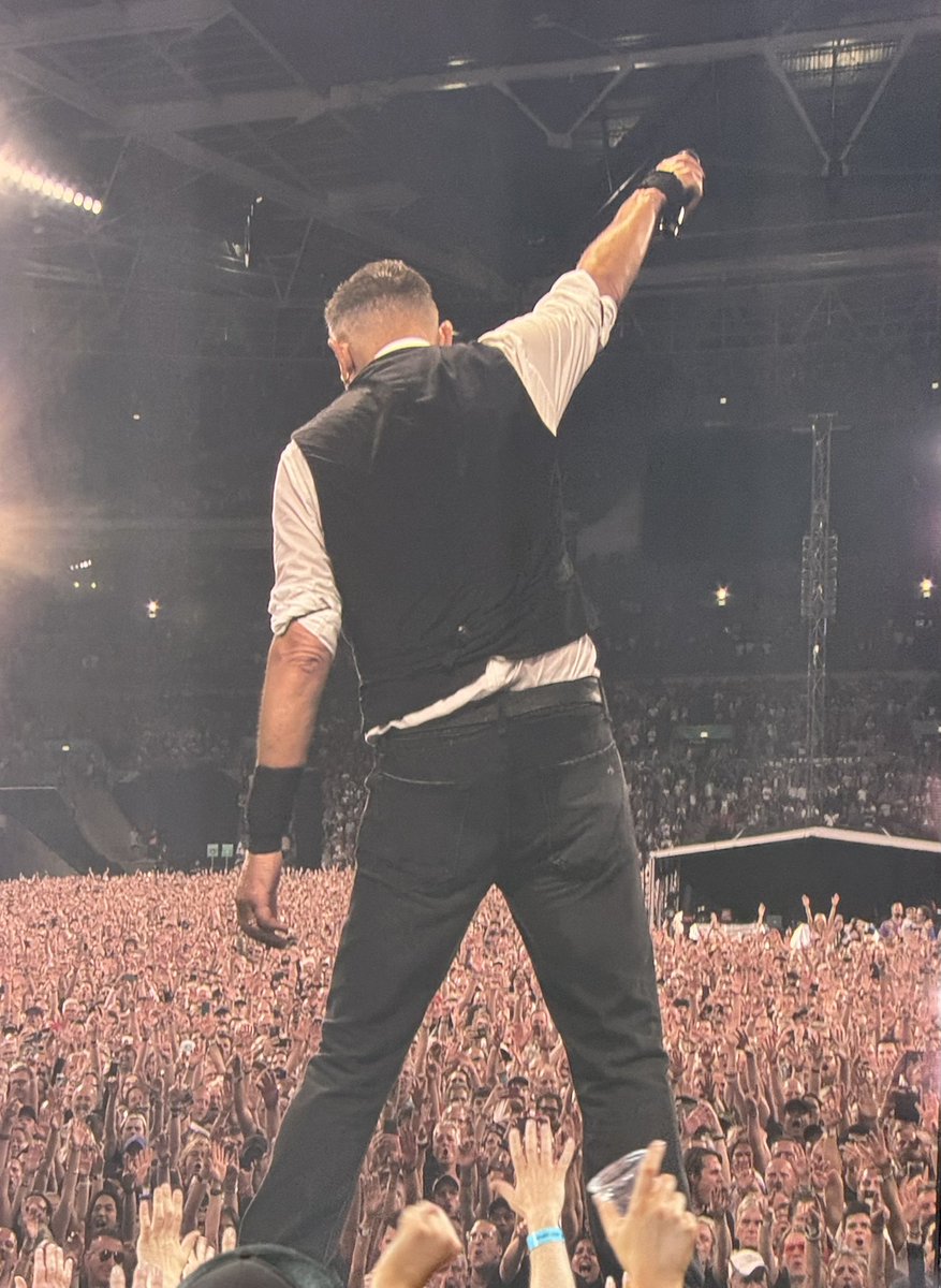 dannylawl0r's tweet photo. The best picture of a picture Iβve ever seen from my girlfriend @springsteen at @wembleystadium absolutely best performance Iβve ever seen. Still top of the game. #BruceSpringsteenAtWembley #Springsteen #Wembley #BruceSpringsteen https://t.co/Diwpxanetv