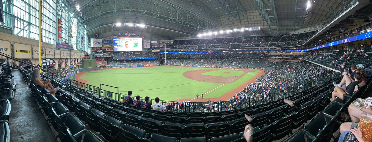 gr8wyt14's tweet image. What are there SO MANY LA fans at MMP on a Saturday?!?!? #idontgetit