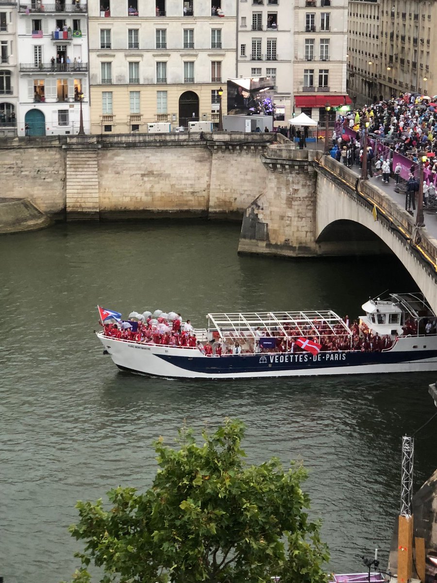 #JJOOParis2024 Así se vivió la participación de mis amigos de la delegación cubana 🇨🇺 en la espectacular ceremonia inaugural de los Juegos Olímpicos! Bienvenidos a <a href="/Paris2024/">Paris 2024</a>