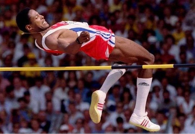 MarketingDTCA's tweet photo. Se cumplen hoy 31 años de que nuestro inmenso Javier Sotomayor rompiera todos los record en el salto de altura con su estrepitante 2.45m 
Una gloria del deporte cubano y Príncipe de las Alturas 
#CubaInspira 
#Cuba https://t.co/kYb4jLP97o
