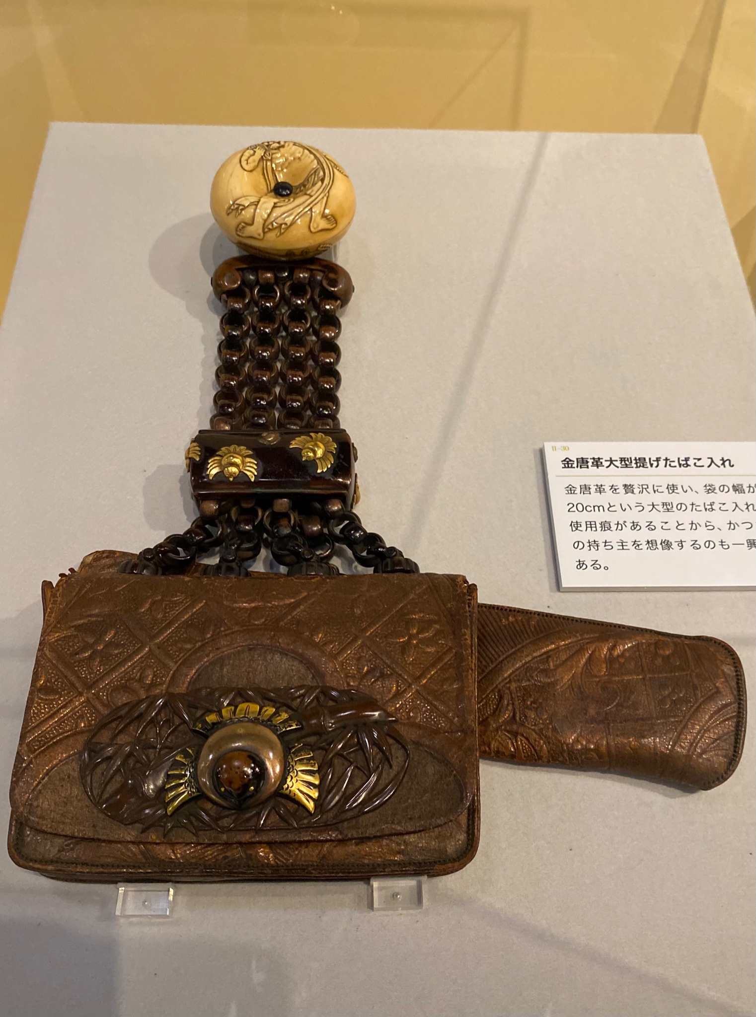 金唐革の煙草入れ