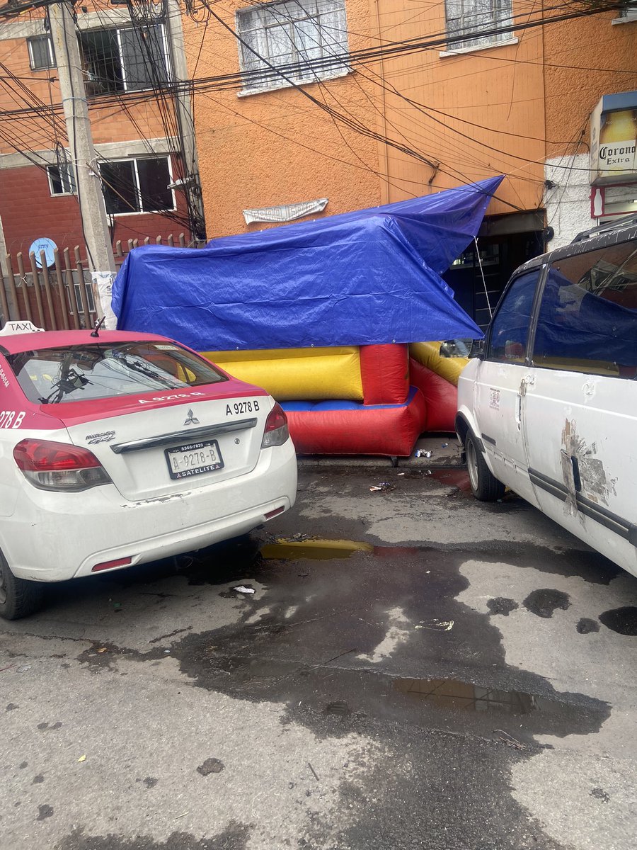 <a href="/AlcCuauhtemocMx/">Alcaldía Cuauhtémoc</a> <a href="/OVIALCDMX/">OVIAL_SSCCDMX</a> <a href="/SSC_CDMX/">SSC CDMX</a> Mezquital 26 col Valle Gómez frente a canchas, peatones tenemos que caminar a mitad del arroyo, favor de poner orden.