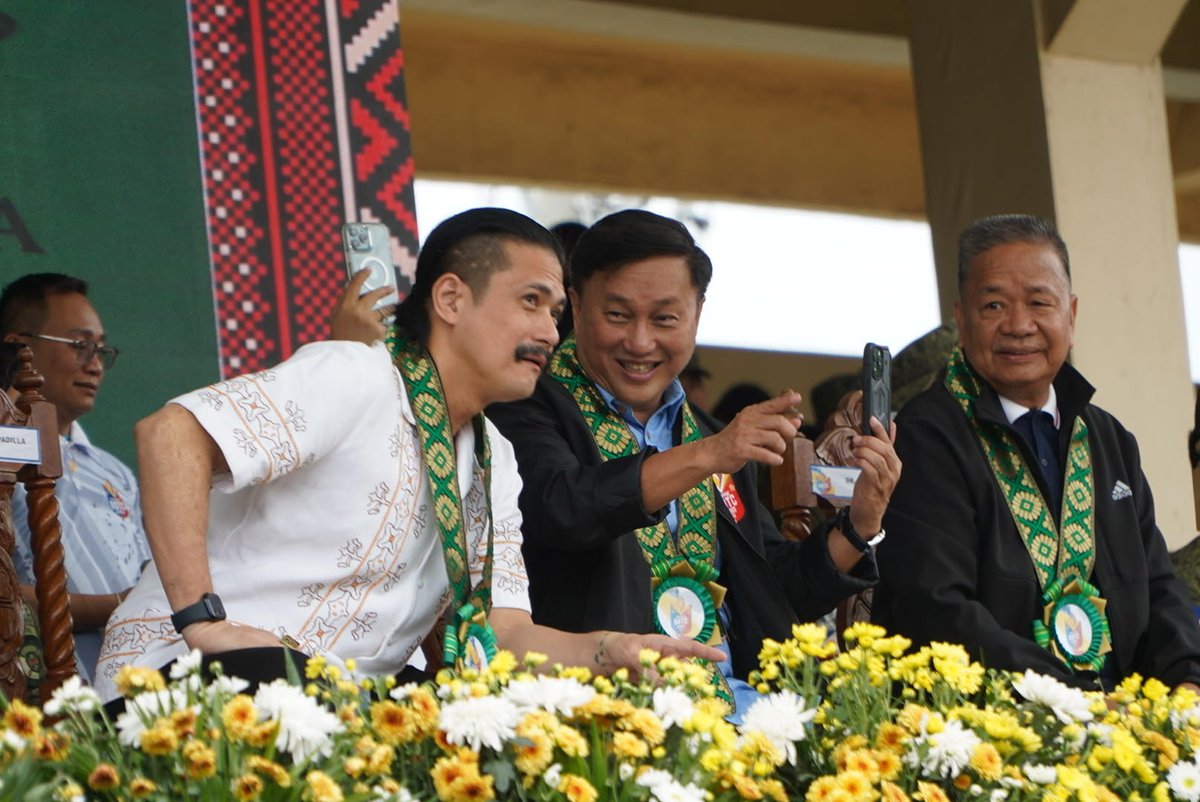 Just-in: 
Sen. Robin Padilla at <a href="/SenTolentino/">Francis Tolentino</a> magkasamang dumalo sa ROTC games. 

Ang dalawang senador, na parehong tubong Bicol, ay pangungunahan ang 3,000 cadette athletes para sa pagbubukas ng Luzon and NCR qualifying leg ng nasabing palaro.
<a href="/smninews/">SMNI News</a>
<a href="/DZAR1026/">DZAR 1026 SMNI Radio Manila</a>