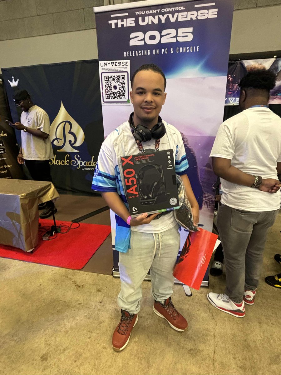 AfrimeStudios's tweet photo. And the winner of our FREE Logitech a50x Headset is...
Drum roll please.

This guy! (in all the hype we never caught your name bro!)

Congratulations to our man of mystery who came by our booth G3.

See you in the Unyverse!🌐

#AfrimeStudios #Kickstarter #DreamCon2024 https://t.co/g4ntbtLZgL