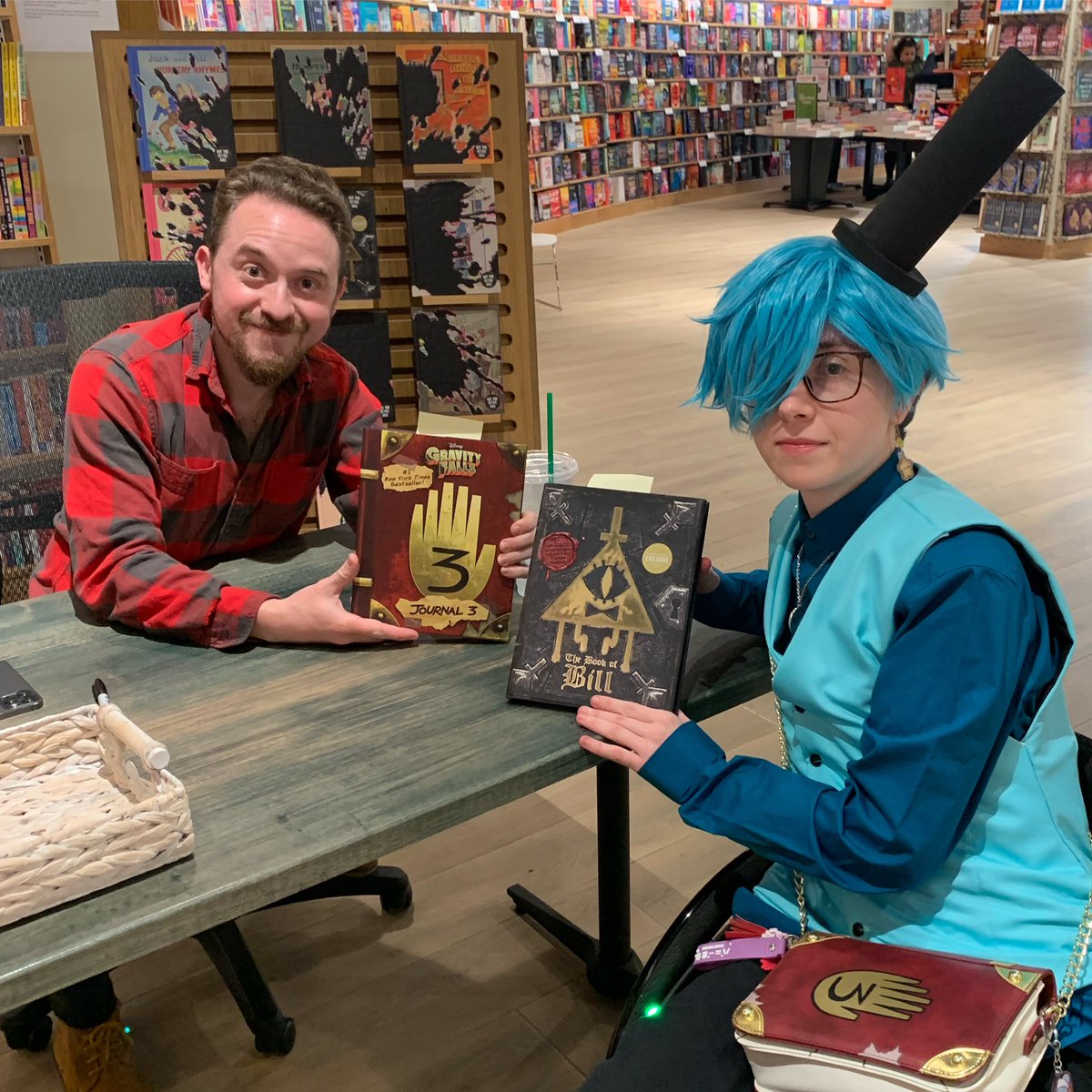 kasket_etc's tweet photo. ALEX ALSO TOOK A PICTURE OF ME AND MY PARTNER AND IF YOU SEE THIS I WANT TO SEE THE PICTURE PLEASE 🙏 I loved everything about today 🩵

@_AlexHirsch #BookofBill #GravityFalls https://t.co/cppB6r5Nej