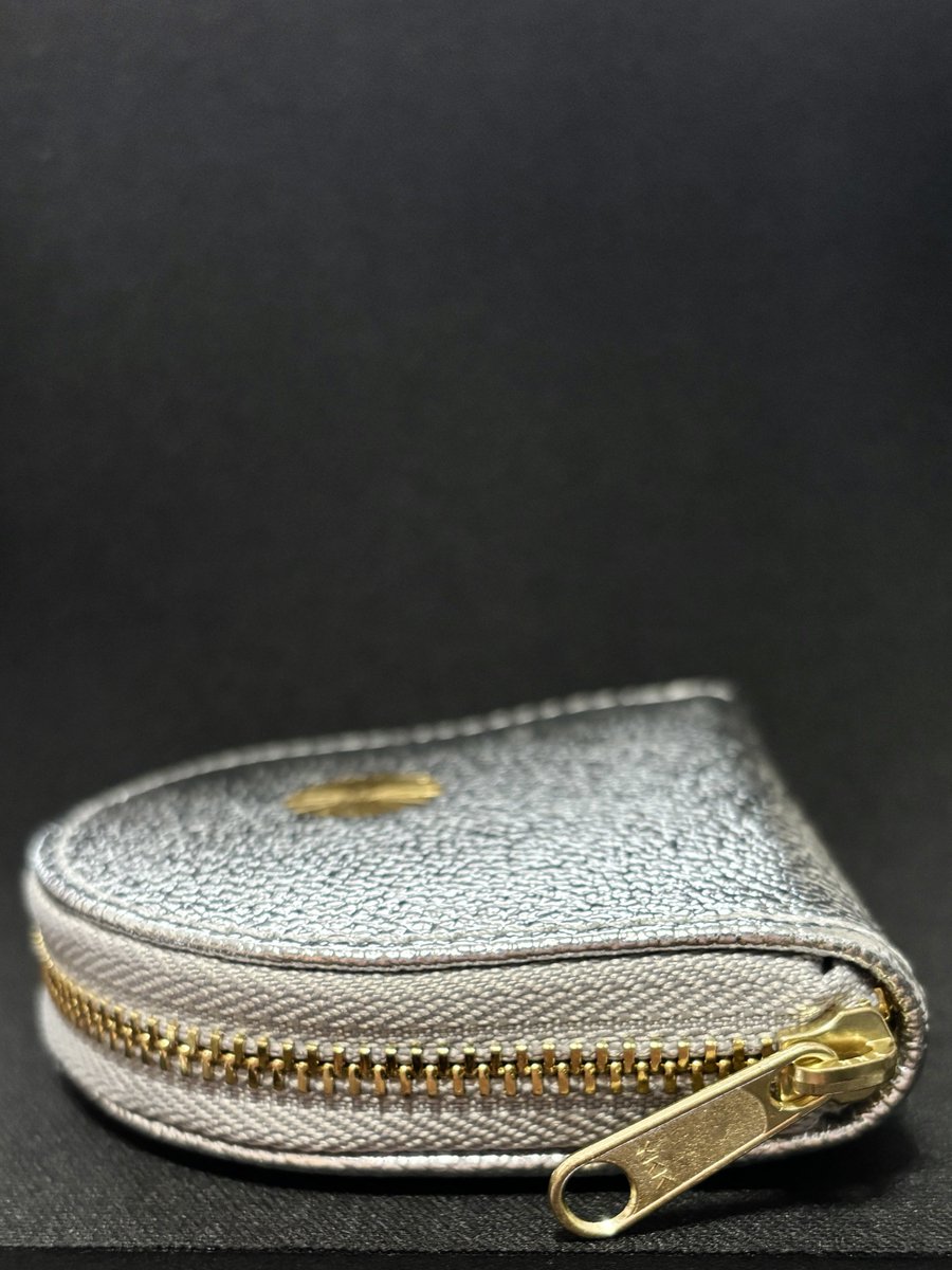 昨日、皇居東御苑の売店で購入した馬蹄型のコインケースをよく見てみる