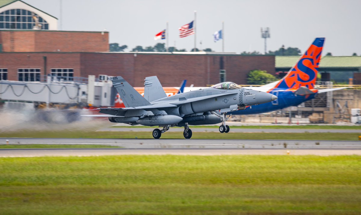 jonmalizia's tweet image. Marine Corps F-18C departing Wilmington International Airport #KILM #F18C #MarineCorps