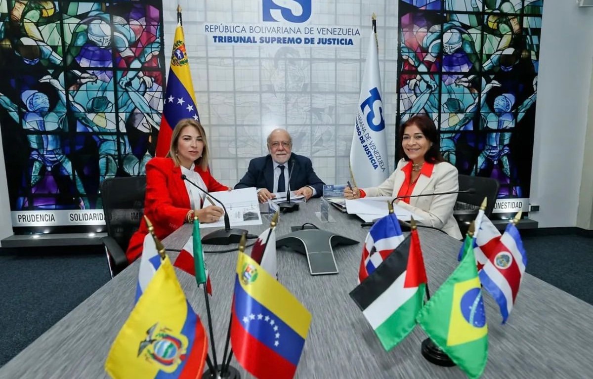 AlvesCarmenN's tweet photo. El  TSJ participa activamente en mesas técnicas de trabajo en la XXII Cumbre Judicial Iberoamericana, donde los magistrados Luis Damiani, Carmen Alves y Fanny Márquez, aportarán sus recomendaciones en los temas perspectivas de género y transparencia judicial✍🏻⚖️. https://t.co/bHl4OBm3qJ