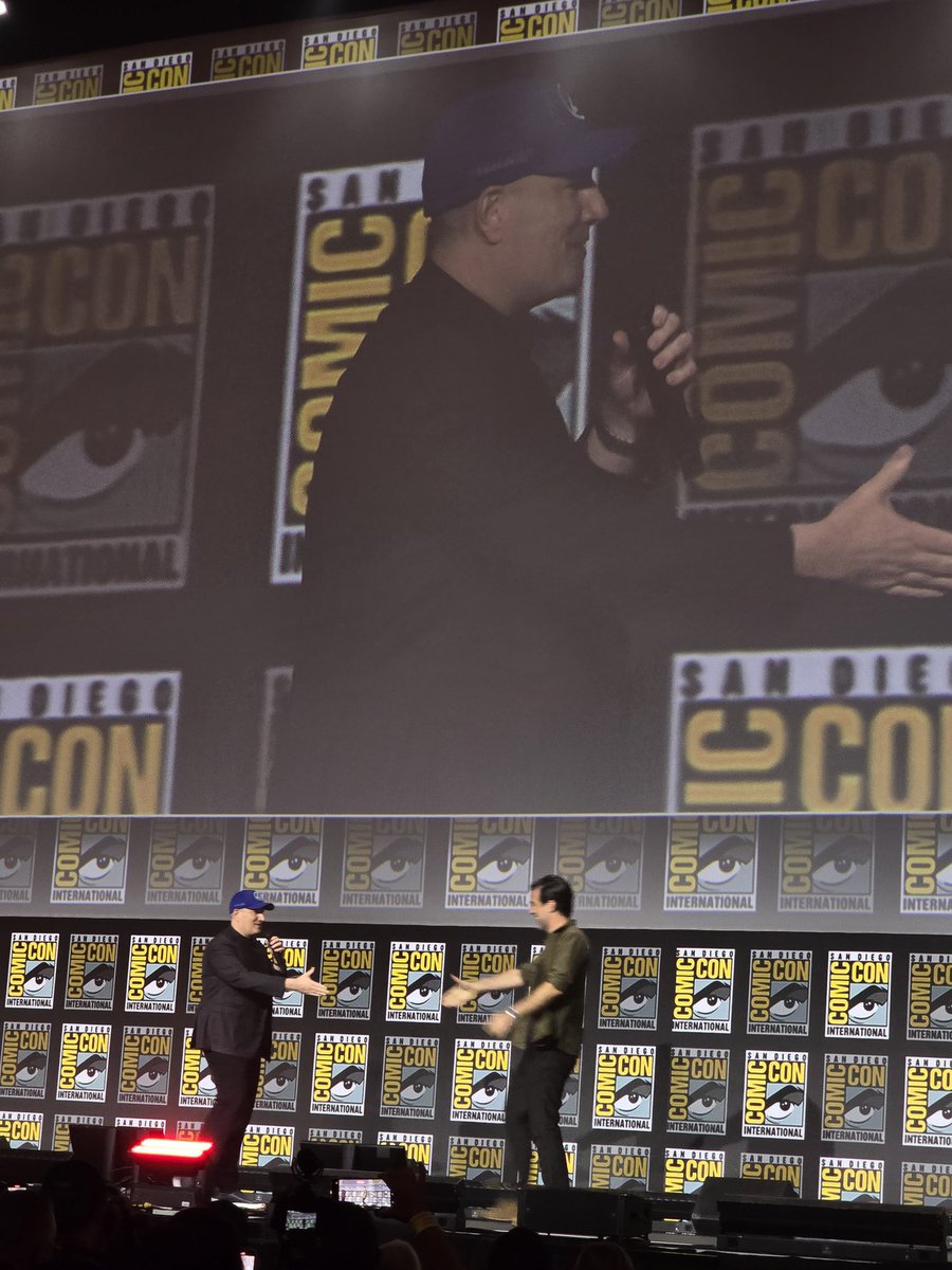 🚨 Kevin Feige está agora no palco do Hall H com o moderador do painel Rob Delaney Feige. Eles estão se concentrando em três filmes, principalmente neste painel.
