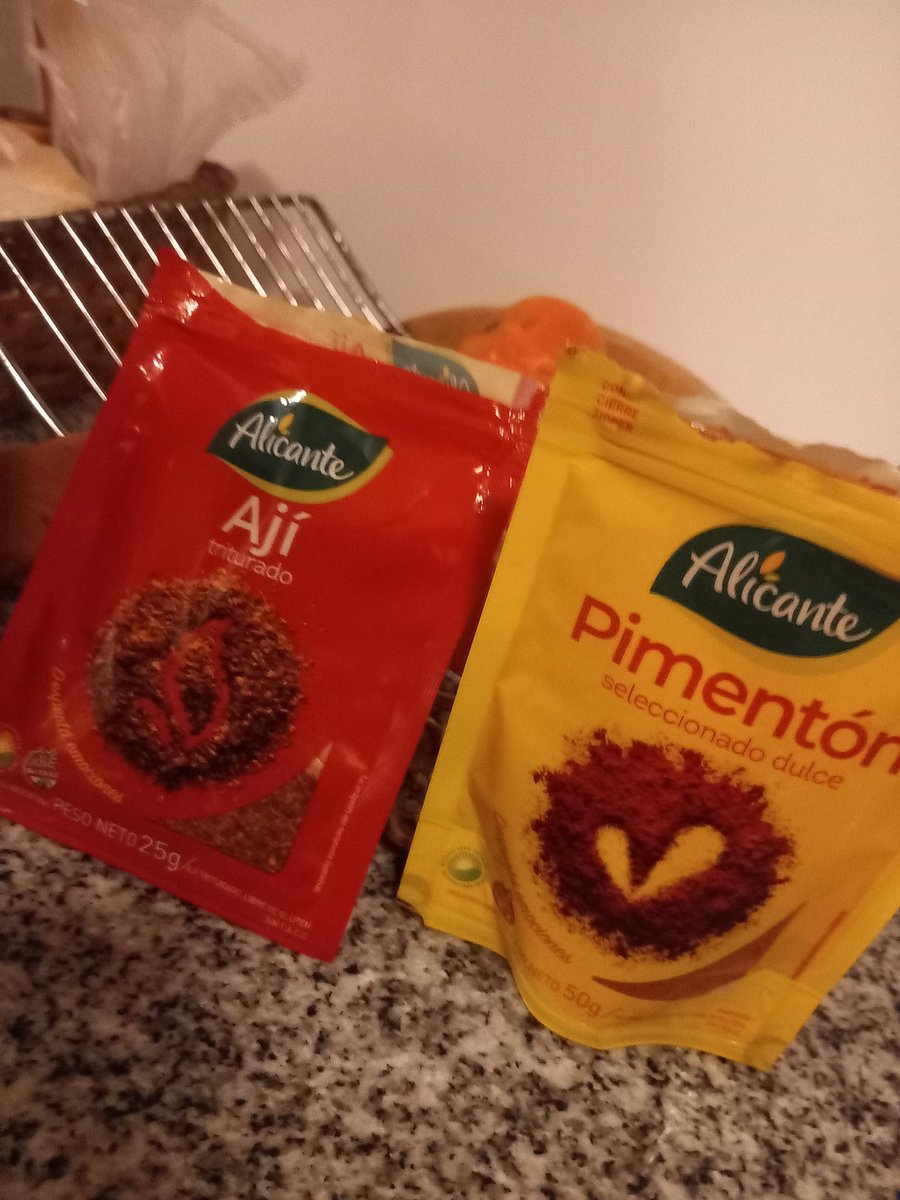 Me confundí el pimentón con el ají. 
Serán los tacos mas picantes del mundo.
No sé para que me hacen cocinar si ya me conocen...