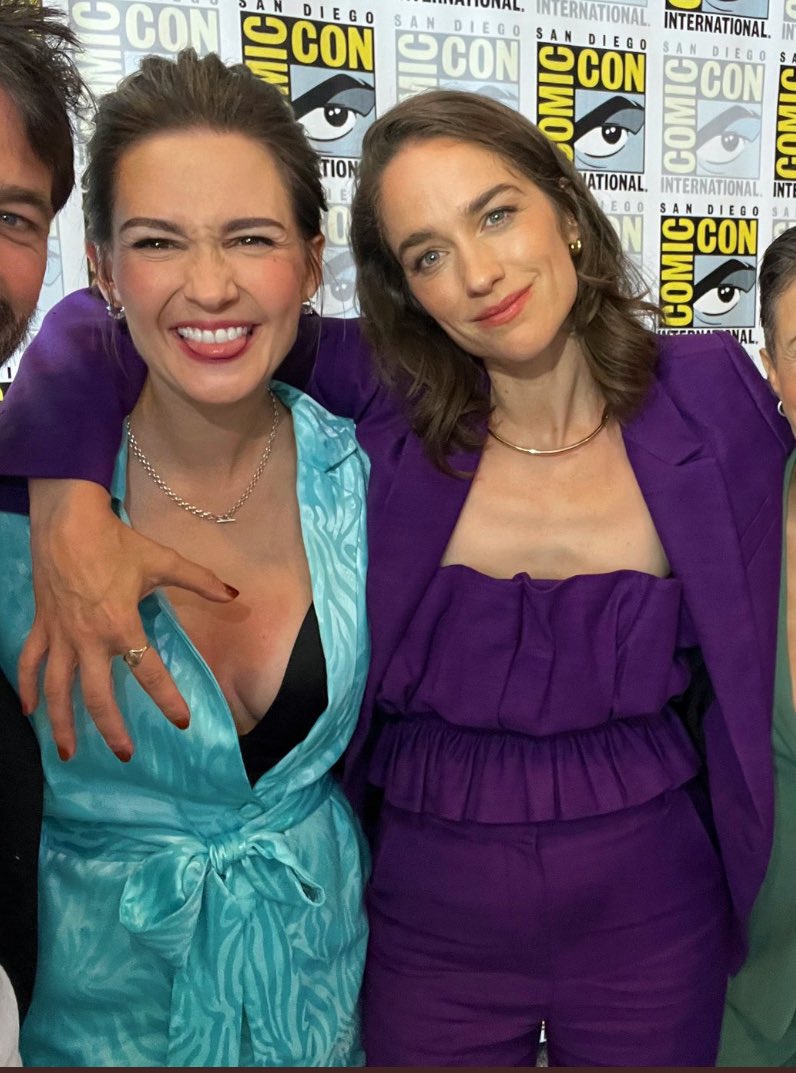 HollidaysStache's tweet photo. Grabby Mel™️ is back!!!!!
#WynonnaEarp https://t.co/YYxKJ5pZ8s