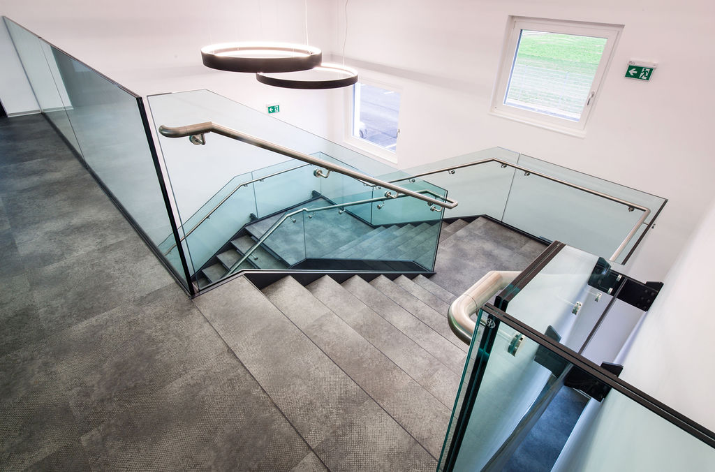 SteinkoglerStie's tweet photo. Begrüßen Sie Ihre Gäste in Ihrer prestigeträchtigen Empfangshalle! Der Treppenaufgang mit Glasgeländer verleiht Eleganz und hinterlässt einen unvergesslichen ersten Eindruck. 🌟💫✨
#prestige #empfangshalle #qualität #geländer #edelstahl #steinkogler #texing https://t.co/Ey2bhc8sDQ