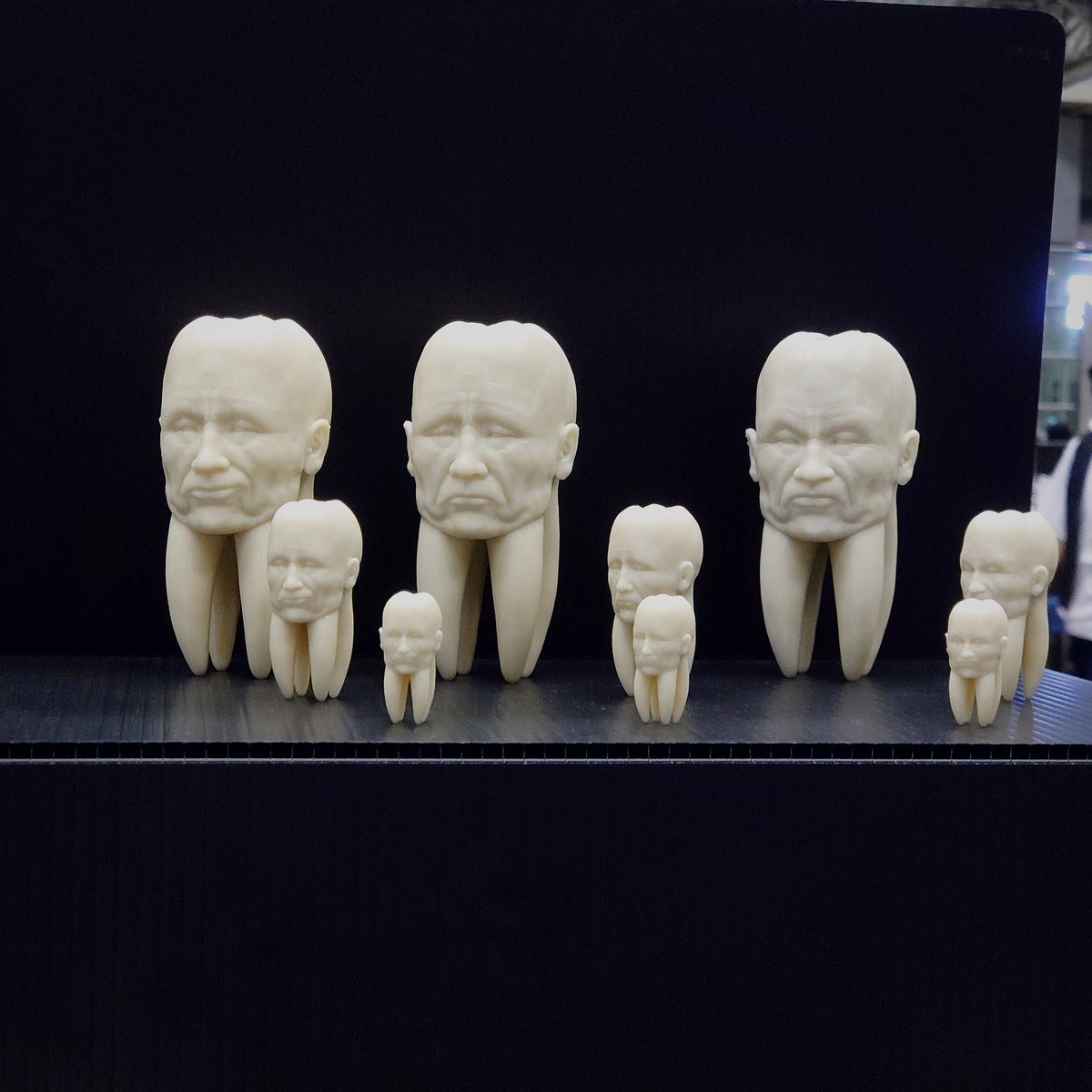 ワンフェスに出ています！販売もしています。卓番4-24-06クリーチャージャムの卓です。
■歯男
L(全長約10cm) ￥5,000
M(全長約5cm) ￥3,000
S(全長約3cm) ￥1,000
それぞれ表情バリエーションあります。未塗装、出力品です。
#WF2024夏
#WF2024S
#ワンフェス2024夏
#ワンフェス2024s
#wf
#ワンフェス