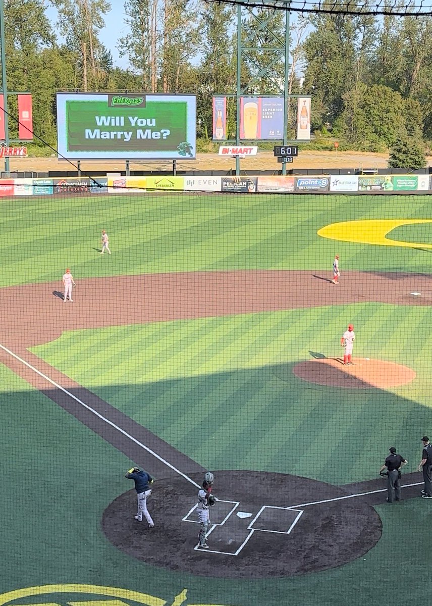 TheFemalePA's tweet photo. Love it when ballpark proposals have happy beginnings!Congratulations to the happy couple! 🎉❤️ Go Ems! #rootedhere @EugeneEmeralds https://t.co/srwDDxQiO0