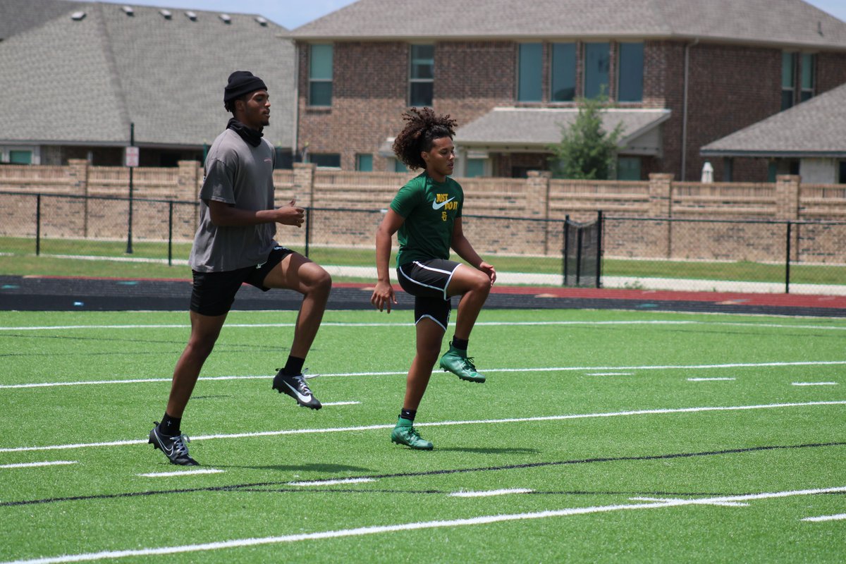 andrehusbandjr4's tweet image. Got some good work in with @KBrantley07 . Appreciate you for all the help and advice big bro

@MCardsRecruits @FootballMelissa  @MattNally1 @CoachZac_Whit @Coach_RandleJr @CoachTScoggin @coachham9