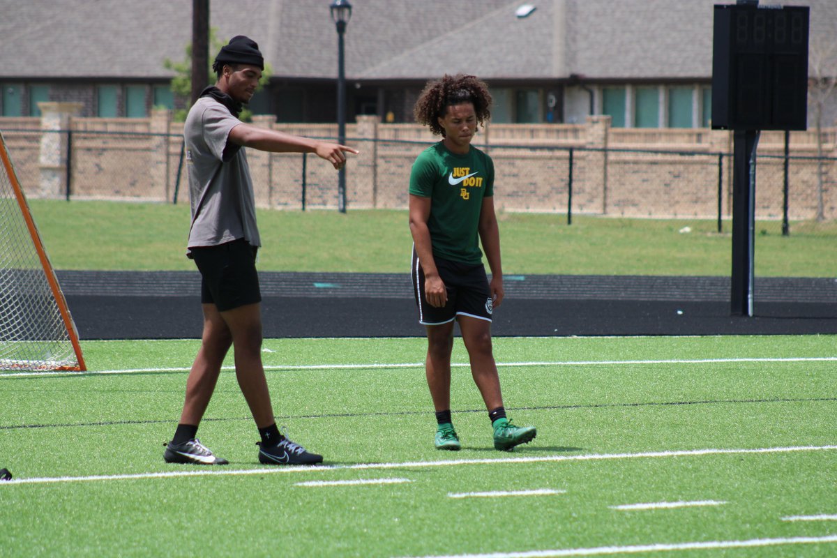 andrehusbandjr4's tweet image. Got some good work in with @KBrantley07 . Appreciate you for all the help and advice big bro

@MCardsRecruits @FootballMelissa  @MattNally1 @CoachZac_Whit @Coach_RandleJr @CoachTScoggin @coachham9