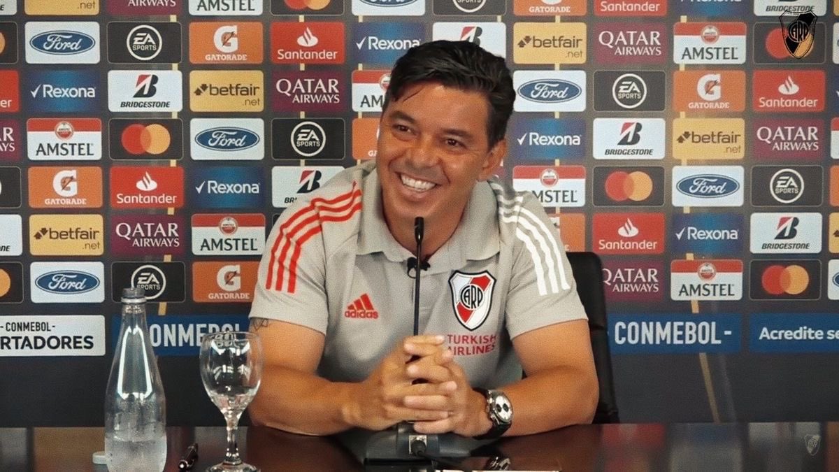 Y aunque duermo poco
Sueño cada noche con voss