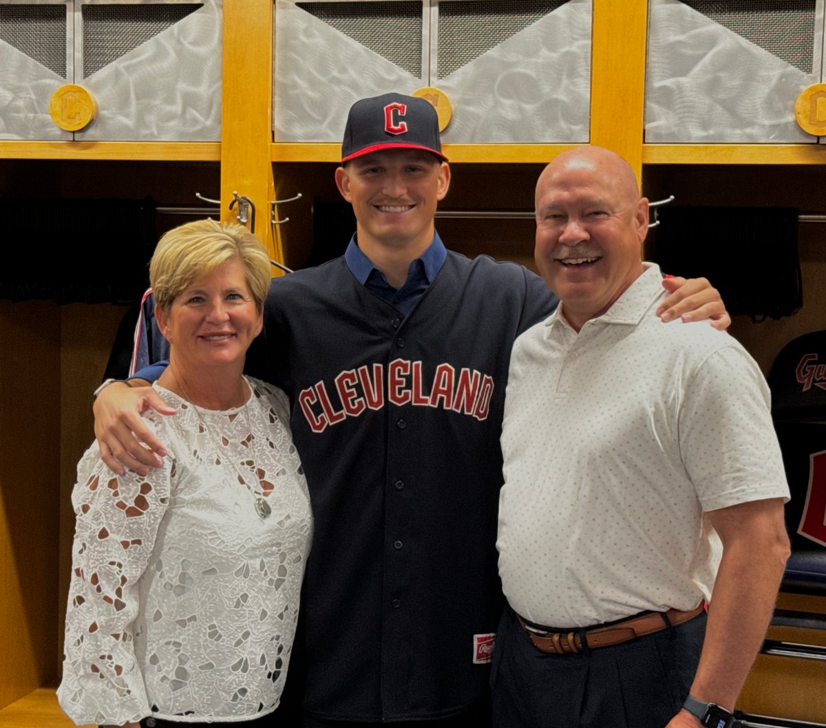 The kid looks good in a Cleveland jersey, what can we say 🤷‍♂️

Congrats to <a href="/cadenfavors2/">Caden Favors</a> on officially signing with the Guardians!