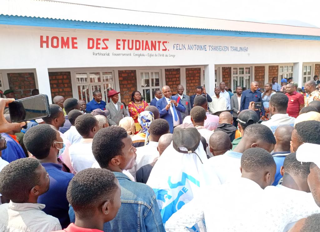 PascalNgaboyek1's tweet photo. #SudKIvu : Le Président national du #MILAPRO, le sénateur @katintima inaugure le home d étudiants et des professeurs d l'#UNIKAZ, baptisé #Felix-Antoine Tshisekedi Tshilombo. fruit d'1 partenariat réussi entre le #GouverntRDC et l'#ECC. @fatshi13 @senatrdc @cabinet_esuRDC @ANCE https://t.co/cOYkRbFiZi