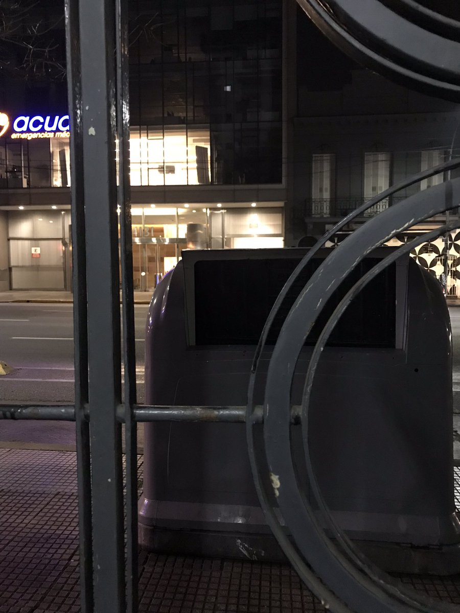 jeankarlafp's tweet photo. Si le pedís al @gcba a cargo de @jorgemacri un #arbol te envía un contenedor de #cliba , ojo que puedo encestar la basura desde la puerta o quizás me anime y lo haga pileta para este verano. A quién le reclamo @dzapatillas ? https://t.co/MIdhZ9AfOg