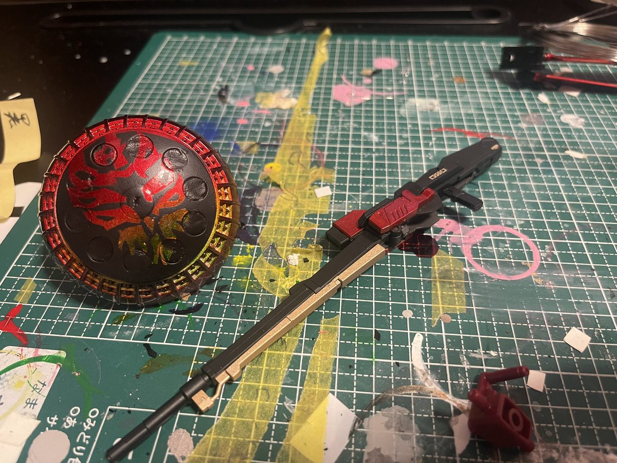 2545kou's tweet photo. ライフルなど武器系の塗装終わったと思ったらアンテナ折れちゃいました！
パーツ注文したのでそれが届くまで待ち完成まであとちょっとだったのに辛すぎます😭
とりあえずデカール貼り中
 #ガンプラ
 #仮面ライダー
 #ガンプラはどんな自由な発想で作ってもいいんだ https://t.co/DMn9Z1CI1f