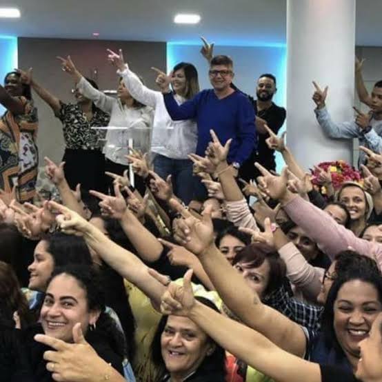 Pr_AlexandreGon's tweet photo. Atento militantes cristãos e defensores de Deus: vós que sois os novos Cavaleiros Templários, olhai essas imagens que mostram o Evangelho sendo aviltado e blasfemado dentro das igrejas e se indignem com esse vitupério! Anatemizem estes filhos do Inferno! https://t.co/0PLCa06sLh