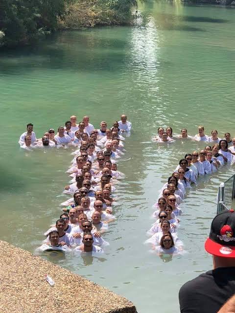 Pr_AlexandreGon's tweet photo. Atento militantes cristãos e defensores de Deus: vós que sois os novos Cavaleiros Templários, olhai essas imagens que mostram o Evangelho sendo aviltado e blasfemado dentro das igrejas e se indignem com esse vitupério! Anatemizem estes filhos do Inferno! https://t.co/0PLCa06sLh