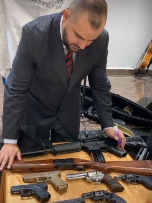 Pr_AlexandreGon's tweet photo. Atento militantes cristãos e defensores de Deus: vós que sois os novos Cavaleiros Templários, olhai essas imagens que mostram o Evangelho sendo aviltado e blasfemado dentro das igrejas e se indignem com esse vitupério! Anatemizem estes filhos do Inferno! https://t.co/0PLCa06sLh