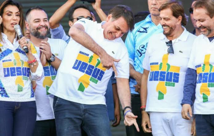 Pr_AlexandreGon's tweet photo. Atento militantes cristãos e defensores de Deus: vós que sois os novos Cavaleiros Templários, olhai essas imagens que mostram o Evangelho sendo aviltado e blasfemado dentro das igrejas e se indignem com esse vitupério! Anatemizem estes filhos do Inferno! https://t.co/0PLCa06sLh
