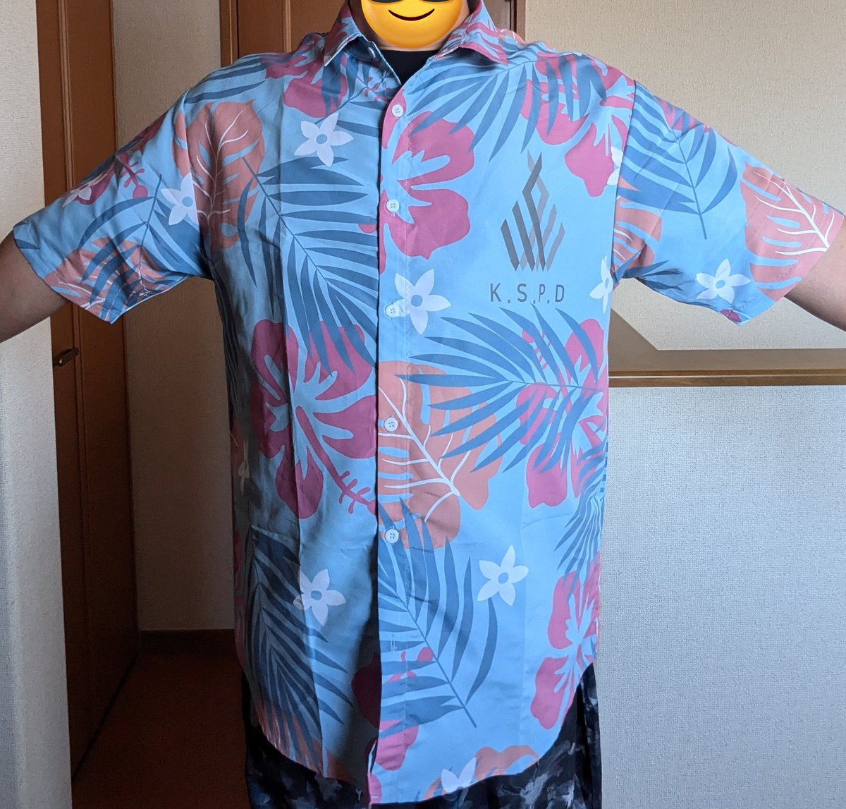 GachAlohaさんで買ったコノカモチーフのアロハシャツ、4XL買って