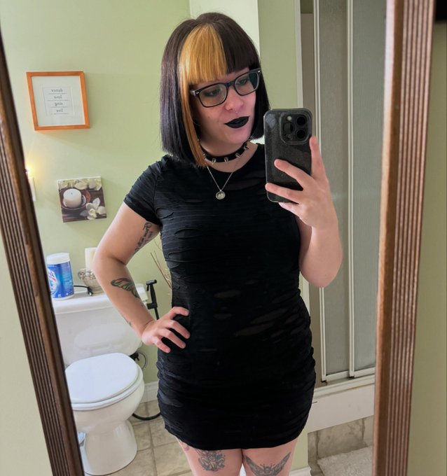 New hair, and I&rsquo;m cute today. 😜 https://t.co/tSNqNHpq2w