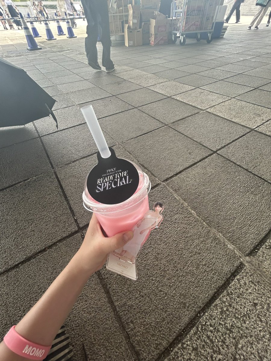 once82129722's tweet photo. グッズもFCくじも買えて一安心。。
TWICEのコラボカフェ来ましたー！
ももあんまりすきじゃないけど、これおいしかったなーー☺️☺️もものカルピスって感じ！！トッポギはヤバ辛！！
ホットグ1番おいしかった！！ https://t.co/h5HKwliD1X