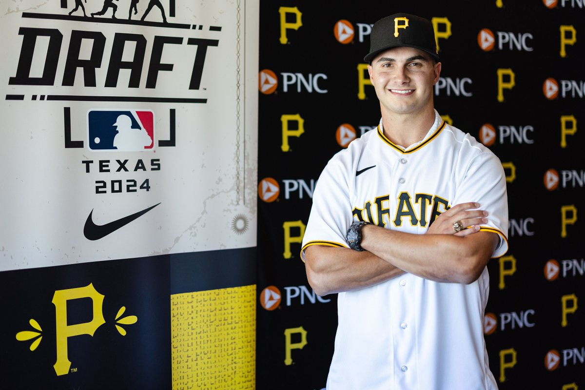 ClemsonBaseball's tweet photo. ✍️👏🐅

@willtaylor_10 @Pirates 

#ClemsonFamily https://t.co/rc0j0FHCxD