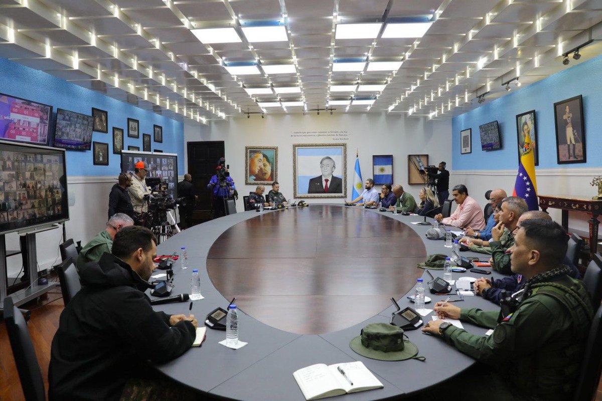AdolfoP_Oficial's tweet photo. #27Jul Desarrollamos videoconferencia con nuestro presidente @nicolasmaduro y hermanos Gobernadores, Alcaldes y el Estado Mayor Superior. https://t.co/XpN6E7y3Ks