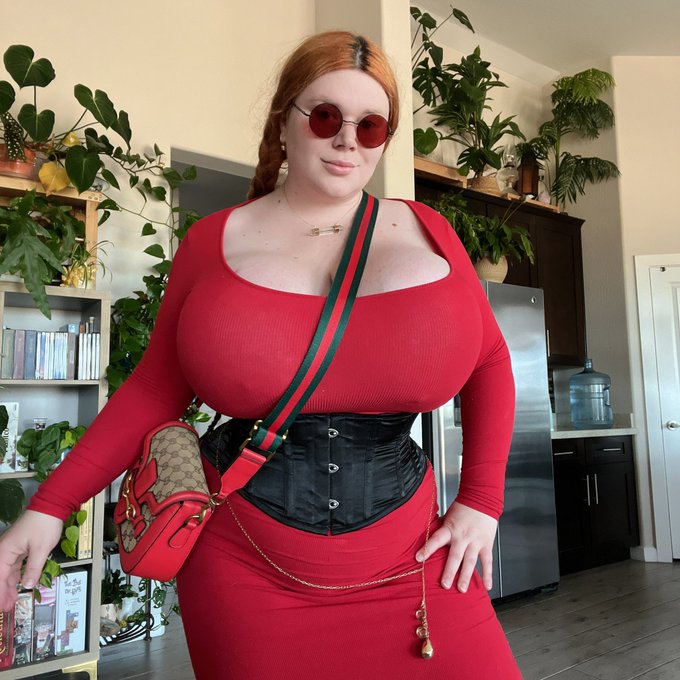 I feel like there&rsquo;s some heavy anime vibes with this outfit. https://t.co/C0AH63nuyV